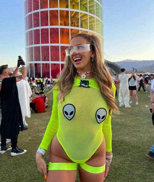 [15/41] Girls At Music Festivals [https://Photos.WebService.Today/]