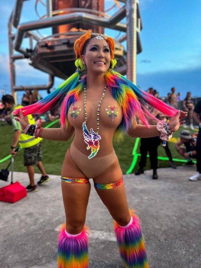 [25/41] Girls At Music Festivals [https://Photos.WebService.Today/]