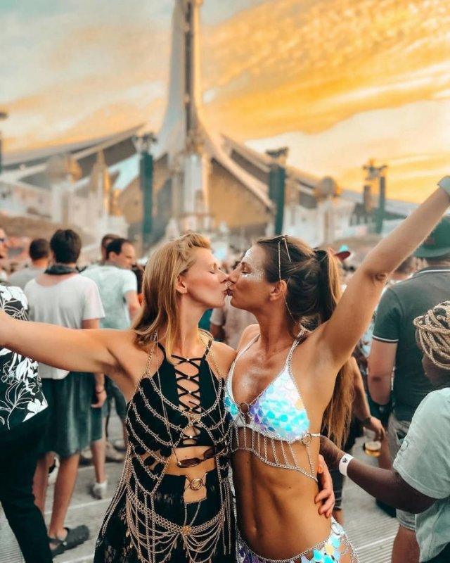 [38/41] Girls At Music Festivals [https://Photos.WebService.Today/]