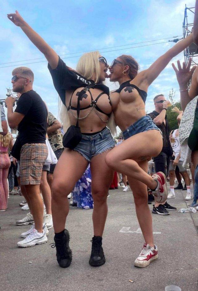 [37/41] Girls At Music Festivals [https://Photos.WebService.Today/]